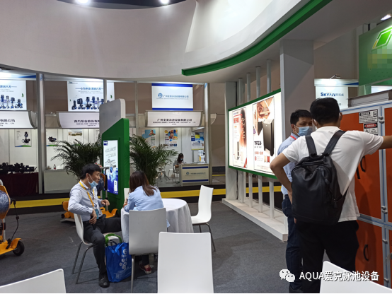 快猫成人短视频工作人员在介绍除湿热泵 快猫成人短视频工作人员在介绍除湿热泵