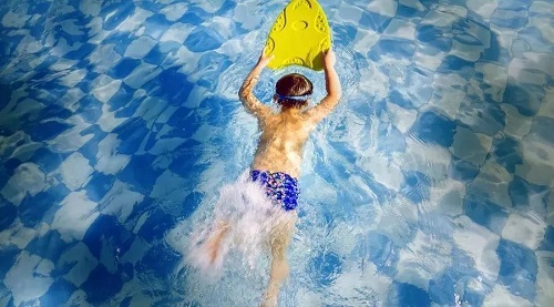 青少年在游快猫记录生活记录你游泳