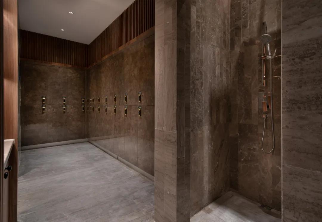 国惠大酒店游泳馆，配备更智能人性化的高端更衣室，以及宽敞洁净的独立隔间淋浴室。