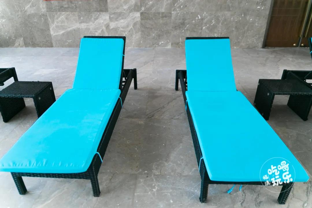 游累了，快猫记录生活记录你两侧还设有大量休闲座椅、躺椅，享受惬意片刻。