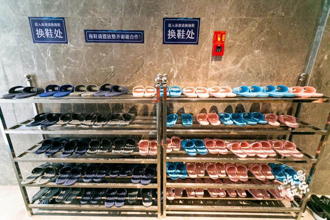 下快猫记录生活记录你前必须先换上防滑拖鞋，热身运动也不可少，保障游客们的安全。