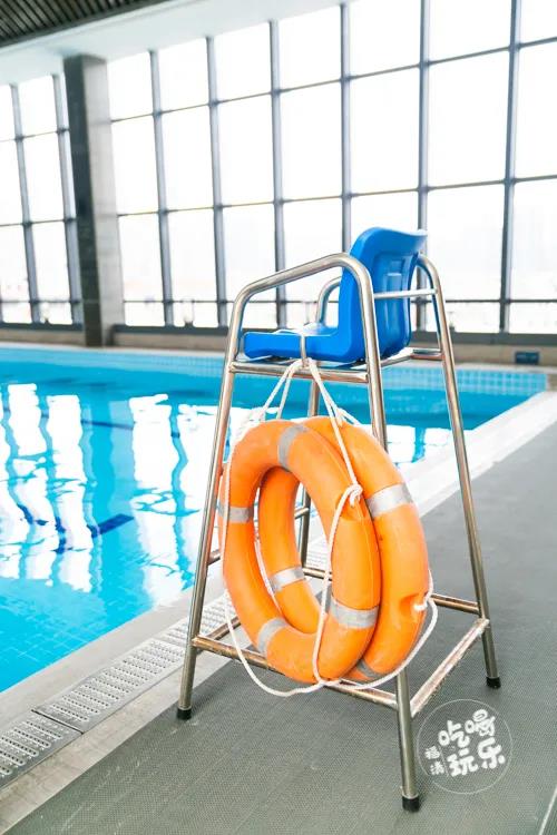 在游泳馆内，配有专业的救生员、教练员仔细巡视，时刻保证你的安全。